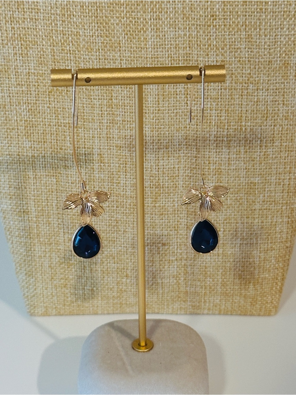 Fashion Jewelry Gold Floral Earrings with Deep Blue Teardrops